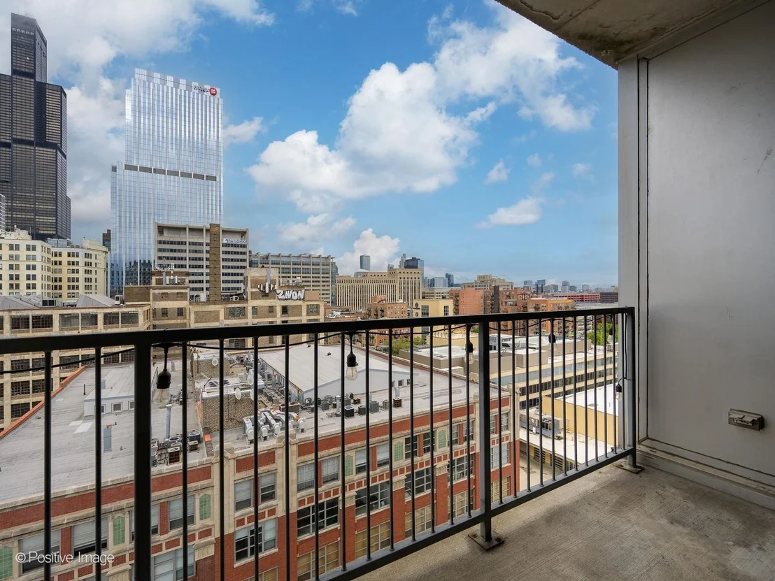 Photo of Unit 1401 at 700 W Van Buren Street