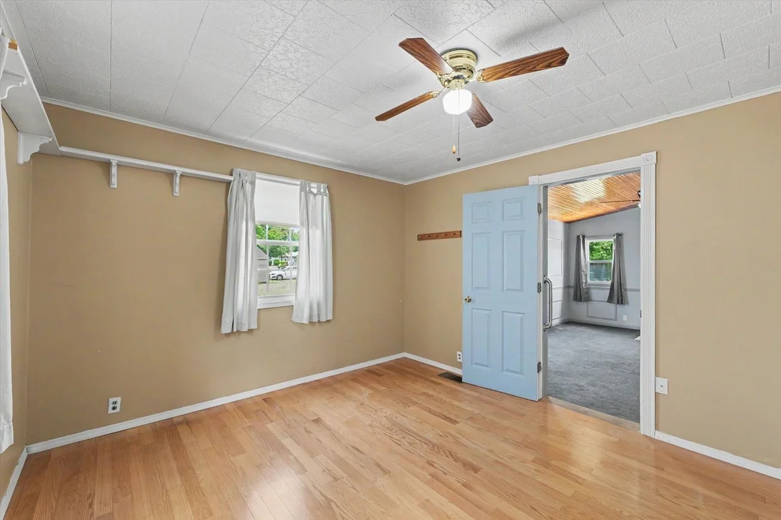 Photo of 305 S 1st Street