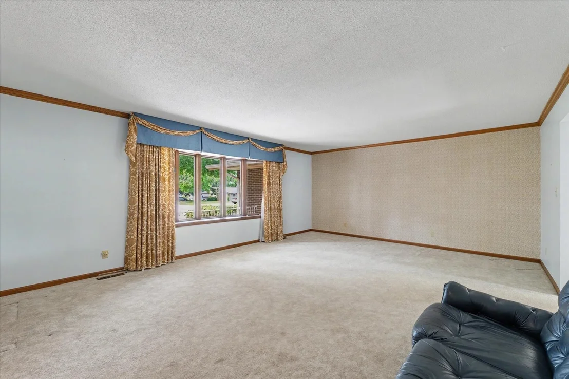 Photo of 906 Crestview Drive