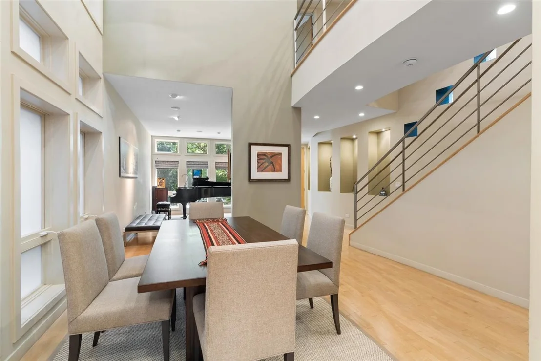 Photo of 930 W Wolfram Street