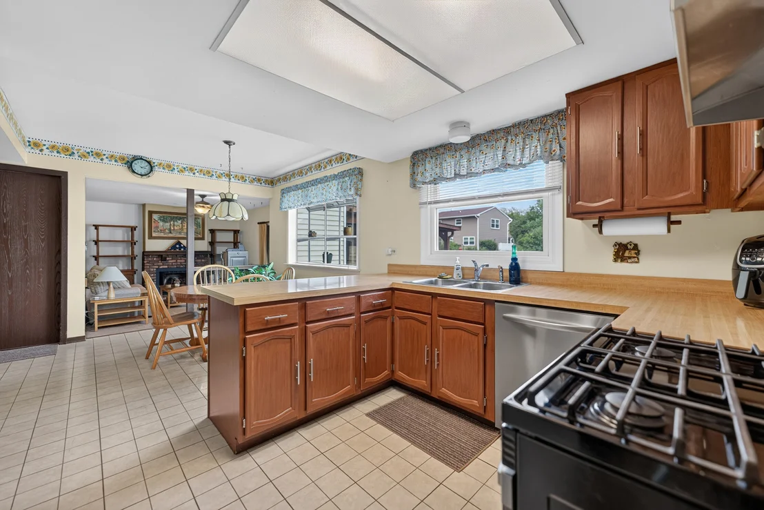 Photo of 975 W Pine Avenue