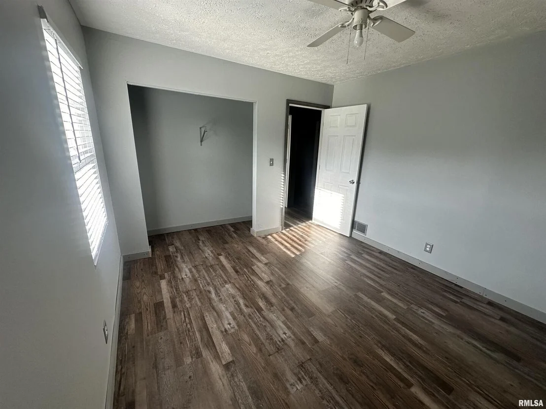 Photo of 28 N EDGEBROOK Lane