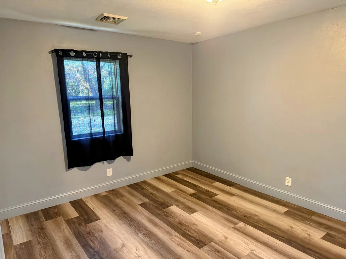 Photo of 1320 Hedge Road
