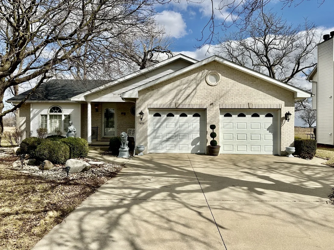 Photo of 671 Diversatech Drive N