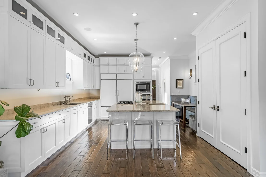 Photo of 1331 W Wolfram Street