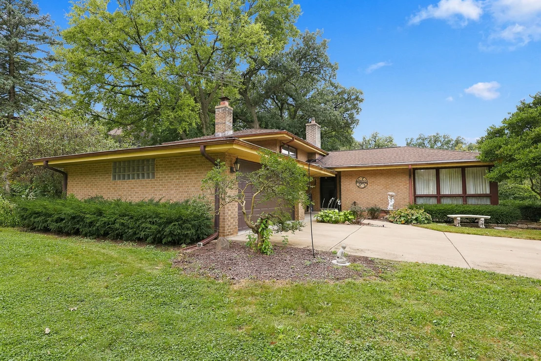 Photo of 853 Edgewater Drive
