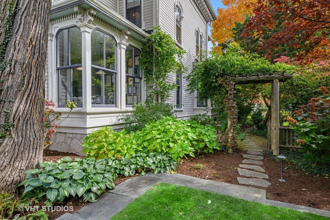 Photo of 1302 Hinman Avenue