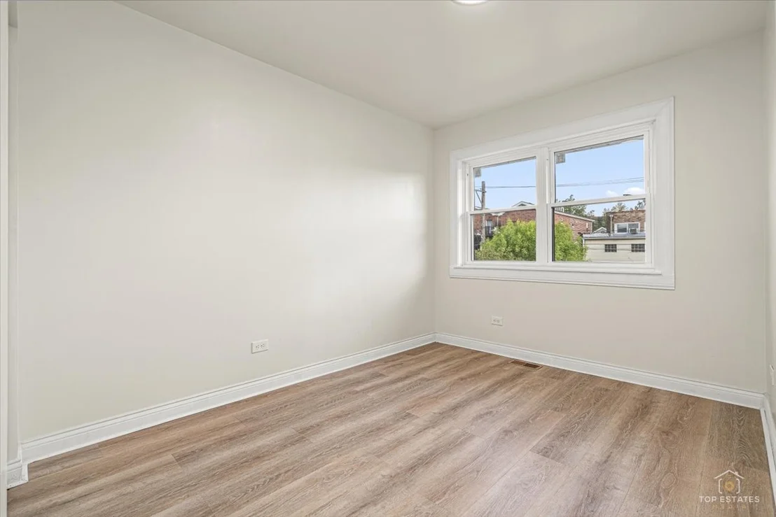 Photo of 611 W 25th Place