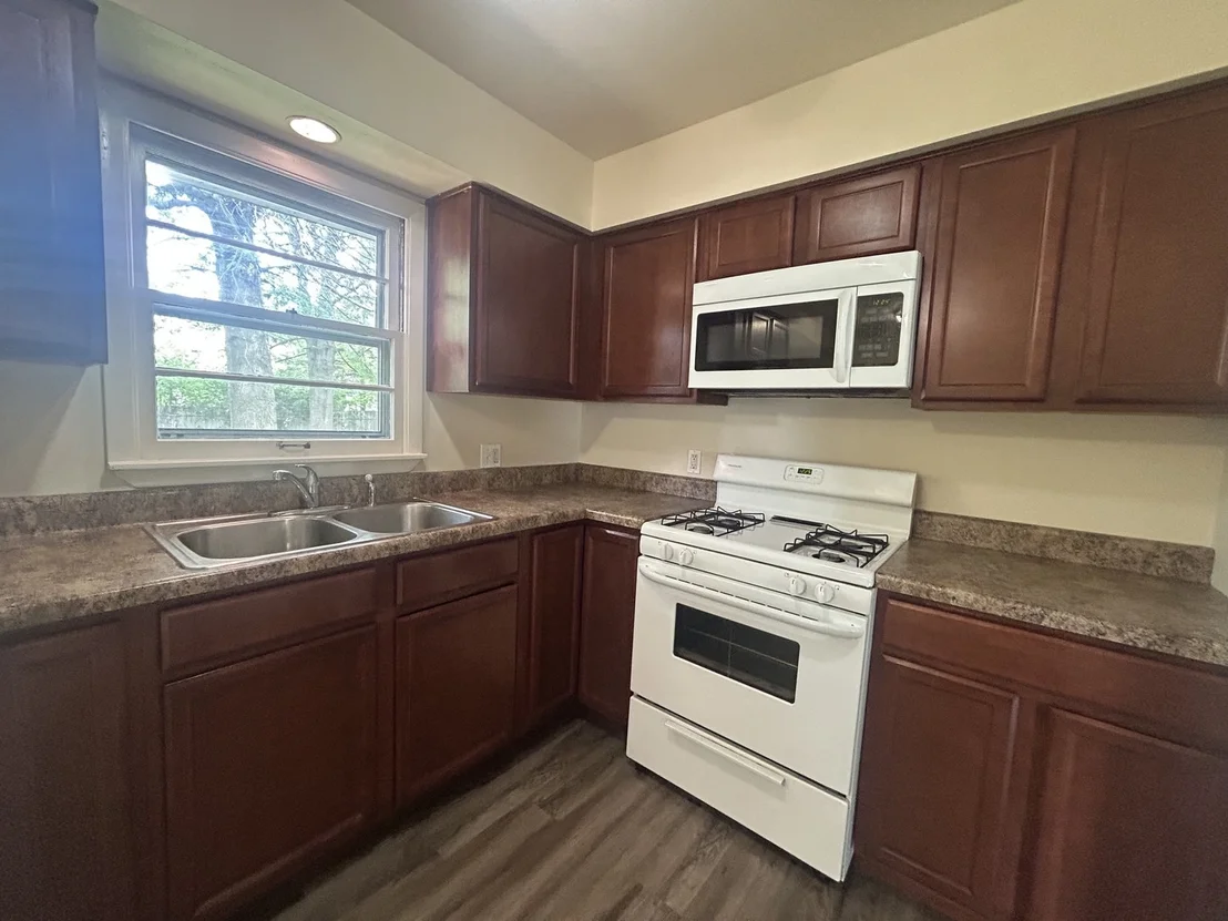 Photo of 2104 Devon Avenue