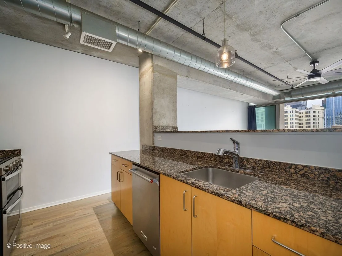 Photo of Unit 1401 at 700 W Van Buren Street
