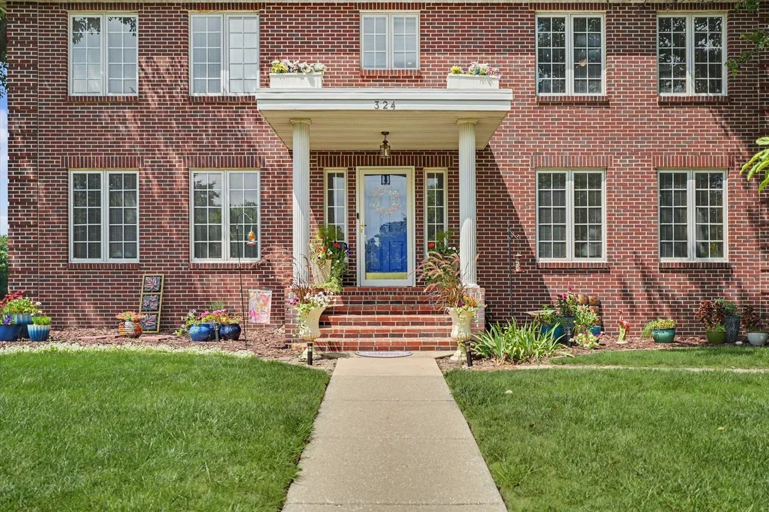 Photo of 324 N Chaucer Boulevard