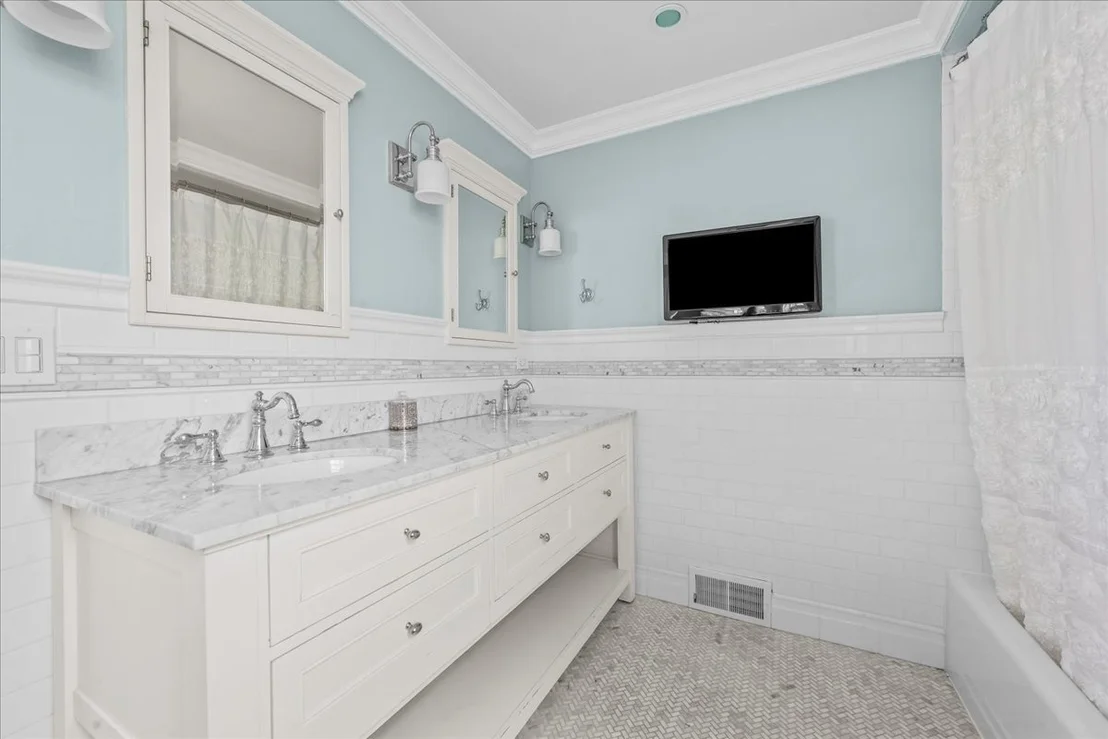 Photo of 1087 Bluff Road