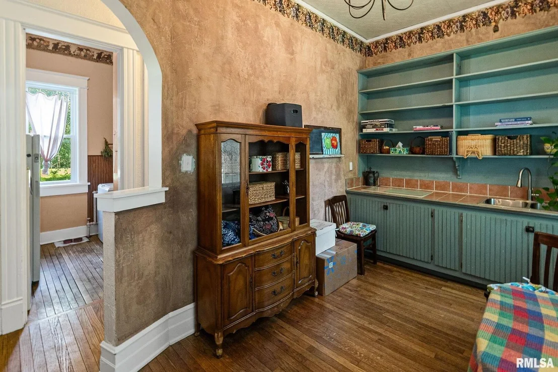 Photo of 404 W BROADWAY Street