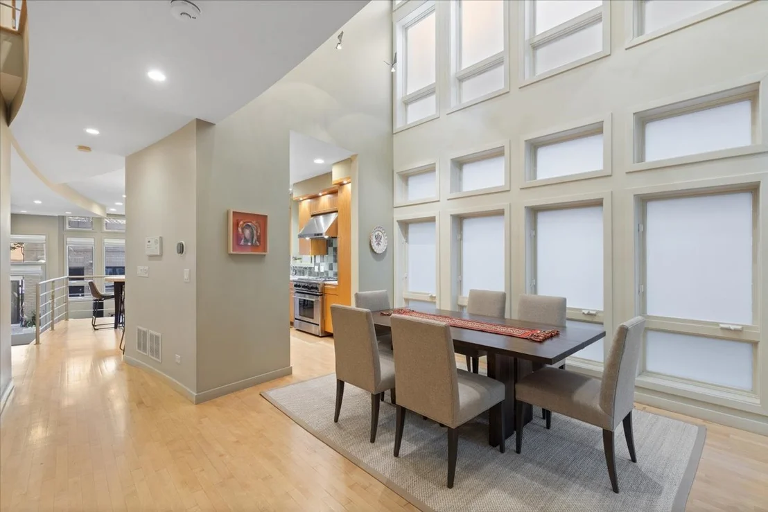 Photo of 930 W Wolfram Street