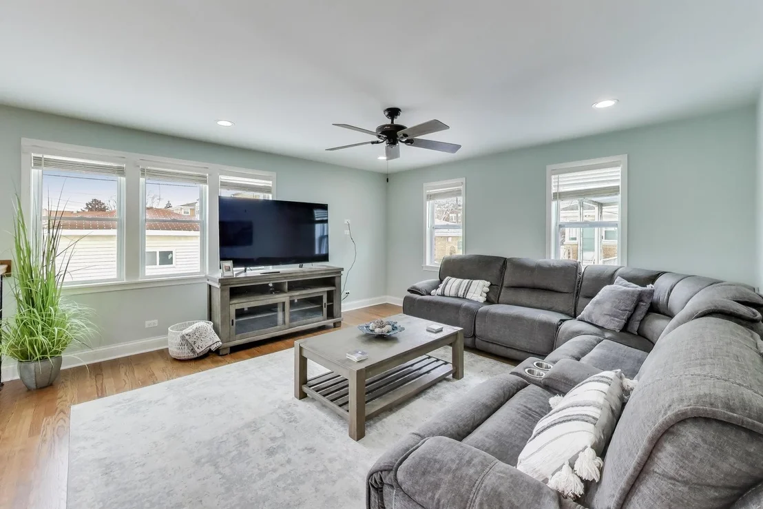 Photo of 6544 W Devon Avenue