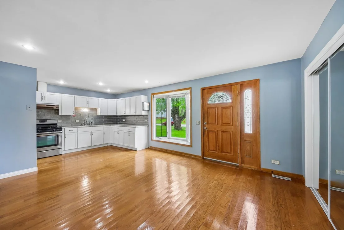 Photo of 670 Lakeview Lane
