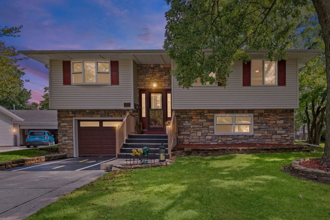 Photo of 933 Webster Lane