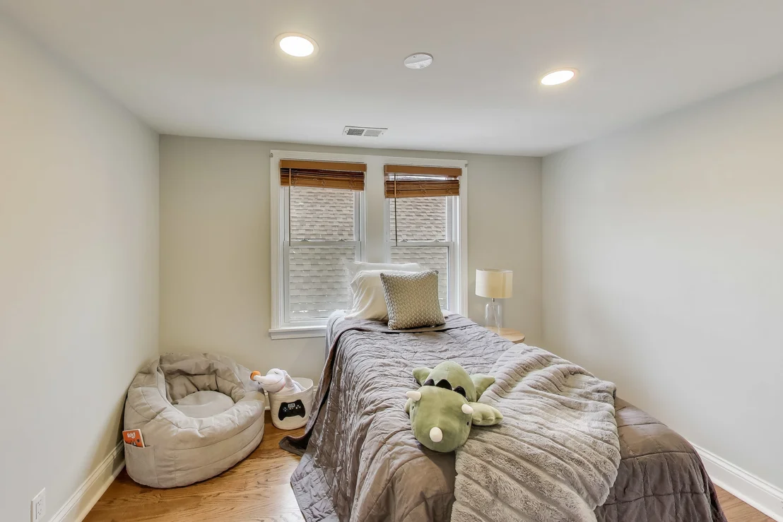 Photo of 6544 W Devon Avenue