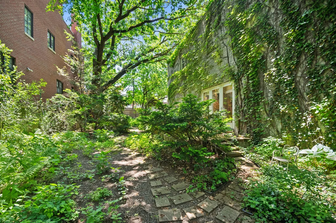 Photo of 925 W Wolfram Street