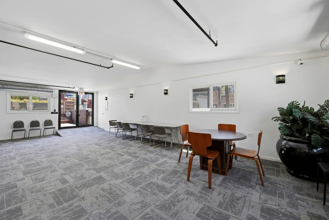 Photo of Unit 406 at 1000 W Washington Boulevard