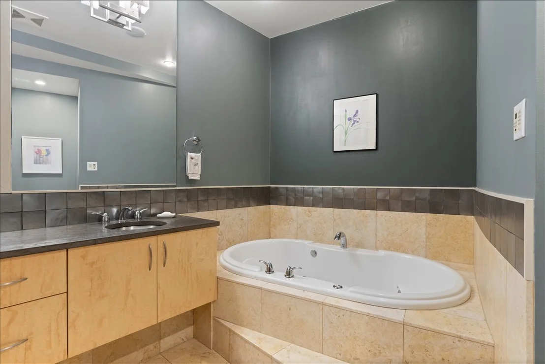 Photo of 930 W Wolfram Street
