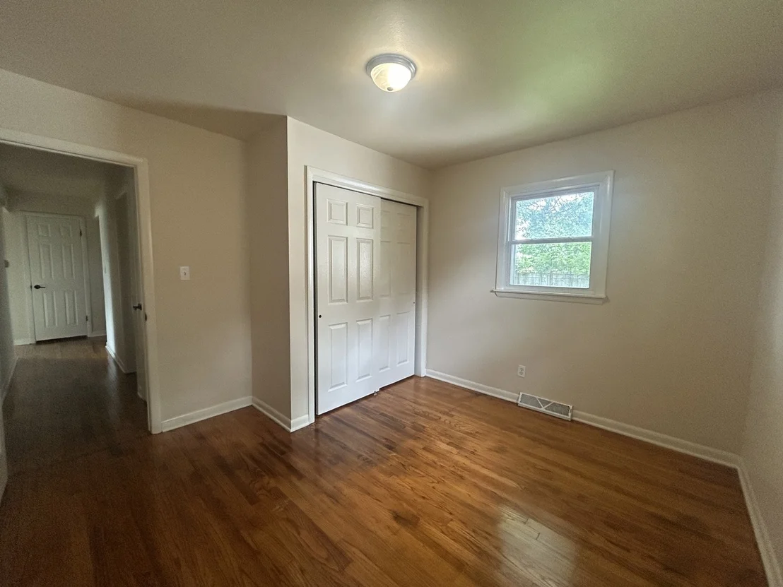 Photo of 2104 Devon Avenue