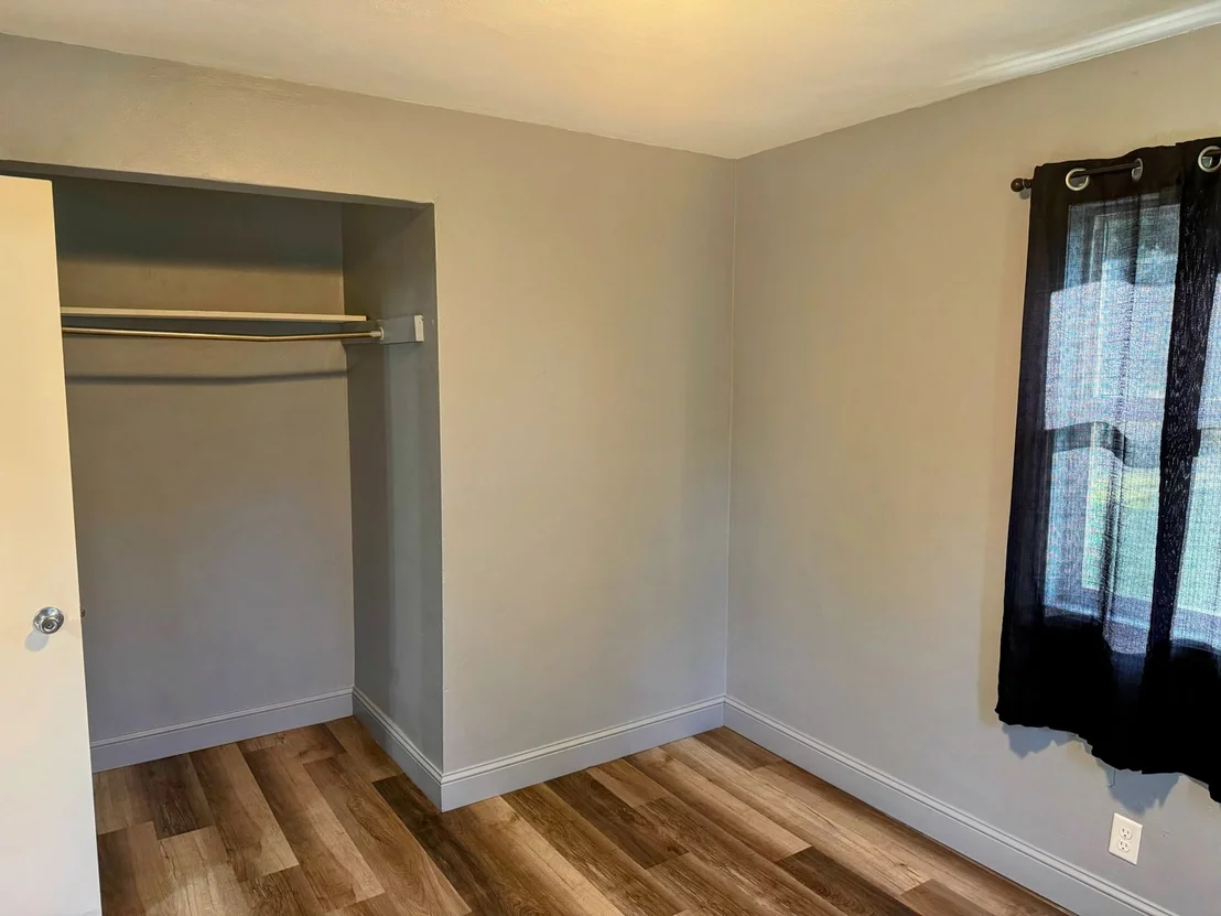 Photo of 1320 Hedge Road