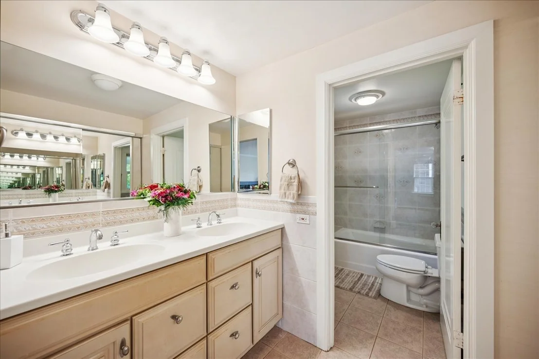 Photo of 972 Elm Street