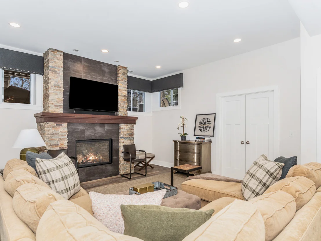 Photo of 925 Douglas Avenue