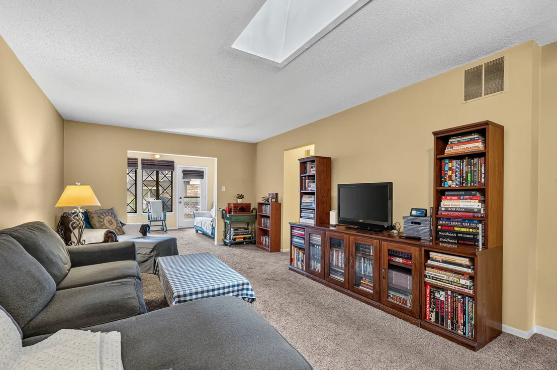 Photo of Unit 0 at 818 Shagbark Road