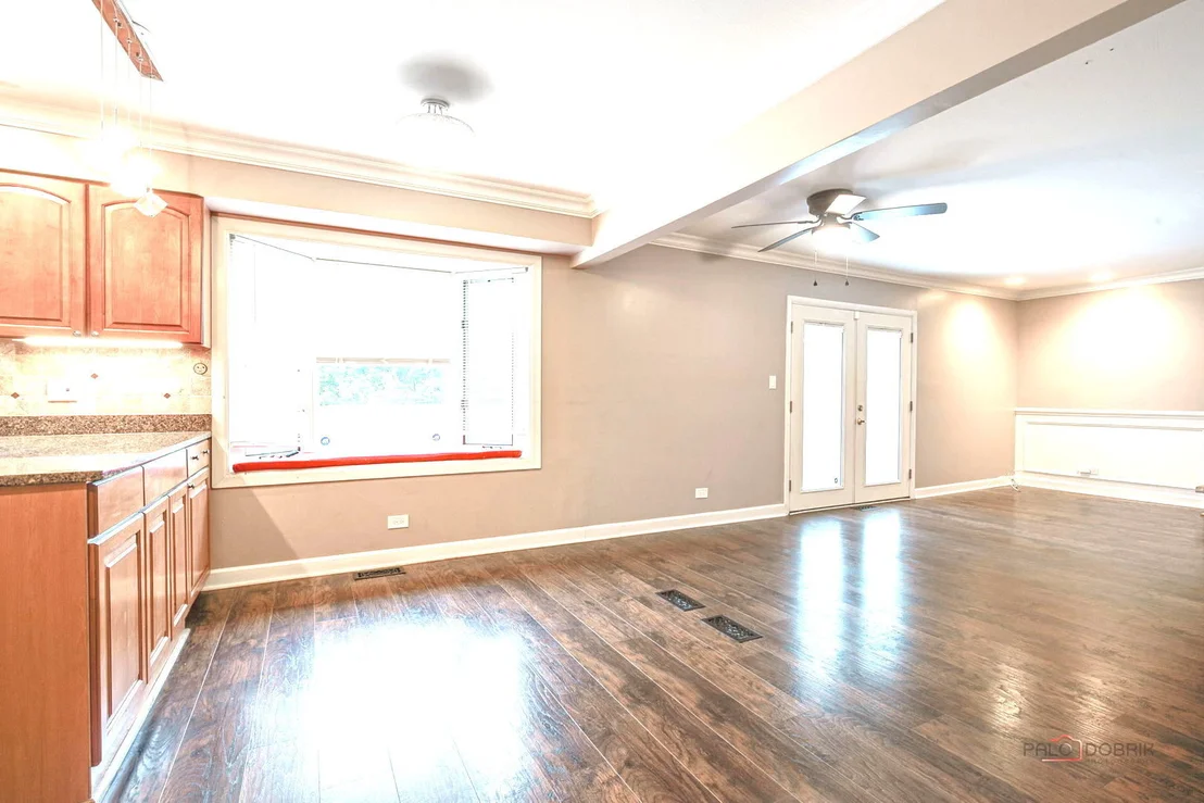 Photo of 562 Applegate Lane