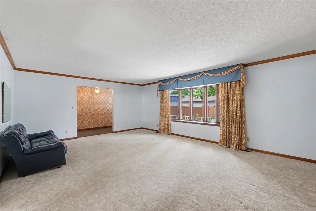 Photo of 906 Crestview Drive