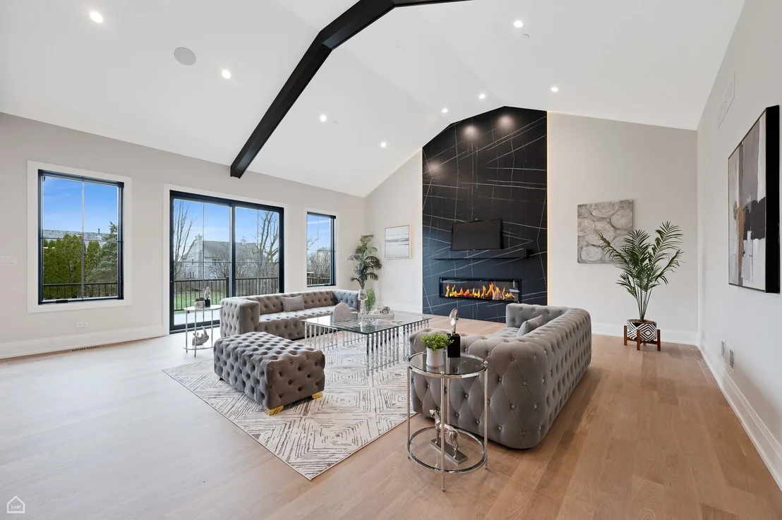 Photo of 2410 White Oak Drive