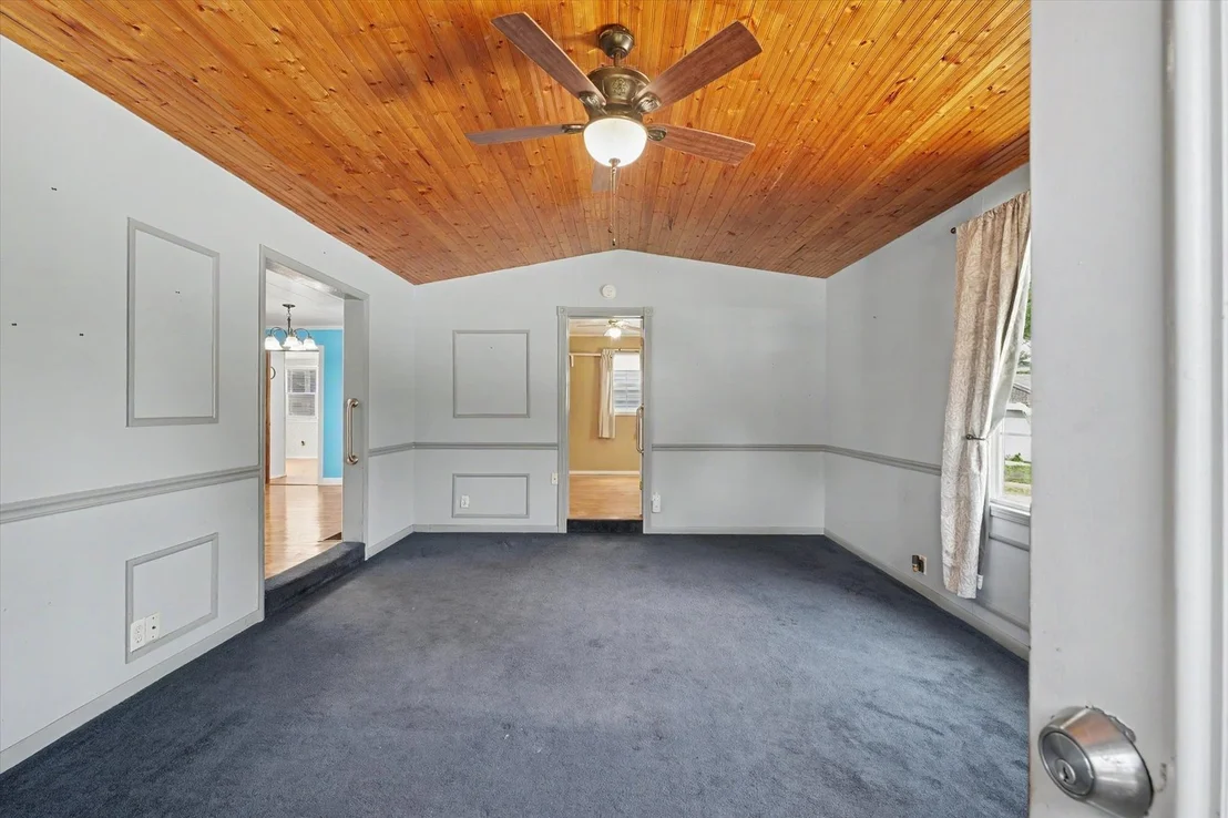Photo of 305 S 1st Street