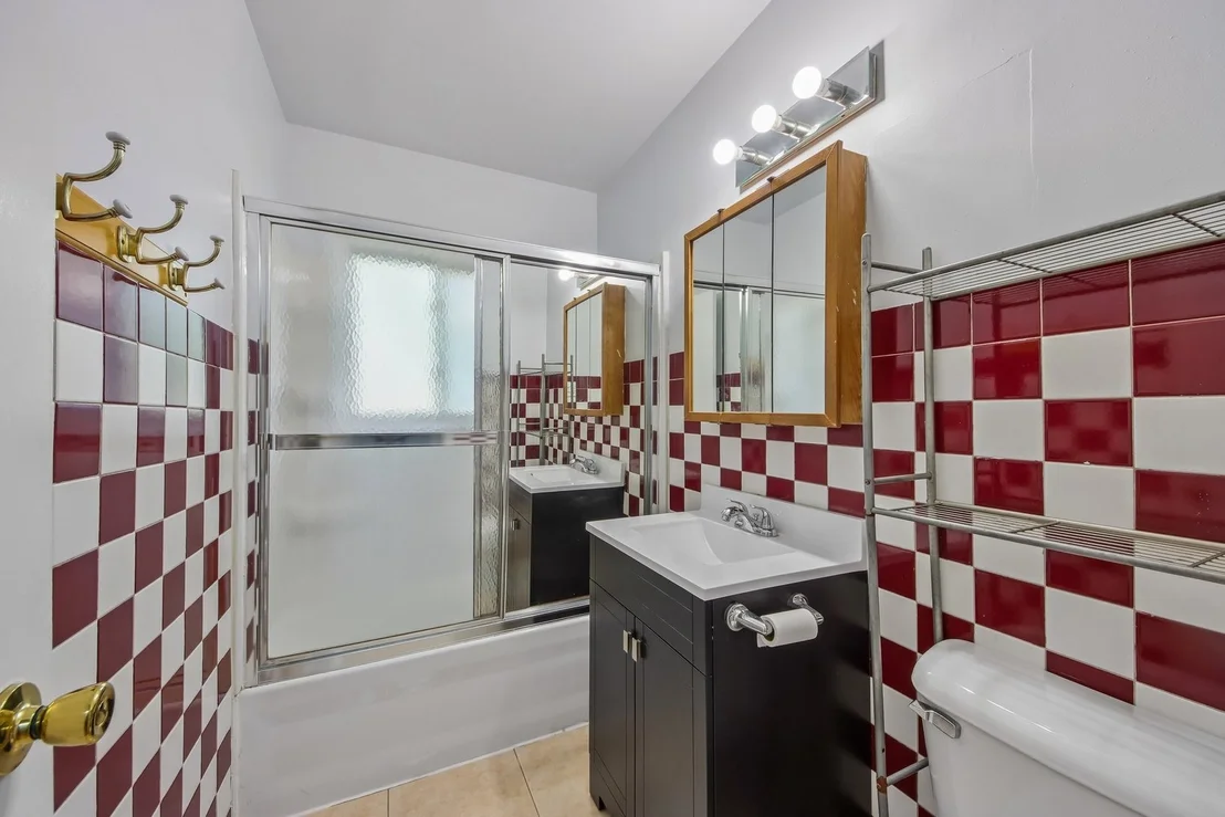 Photo of 670 Lakeview Lane