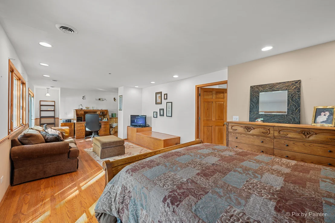 Photo of 1423 N River Road