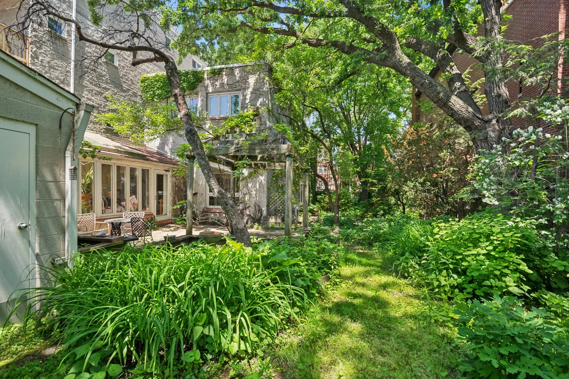 Photo of 925 W Wolfram Street