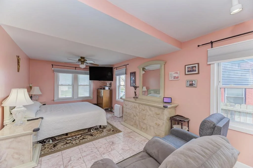 Photo of 1431 N Hillside Avenue