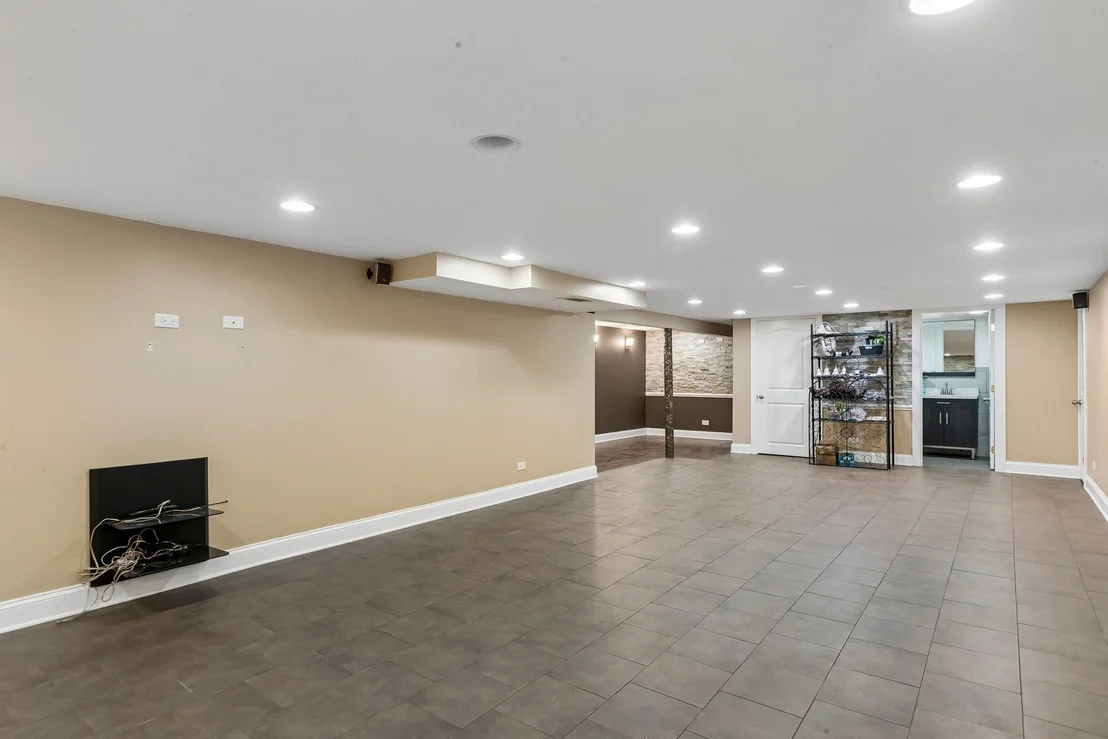 Photo of 610 W Lonnquist Boulevard