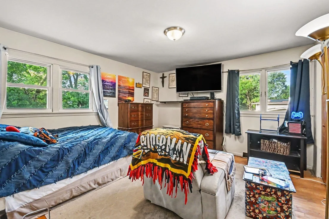 Photo of 906 N Rainbow Drive