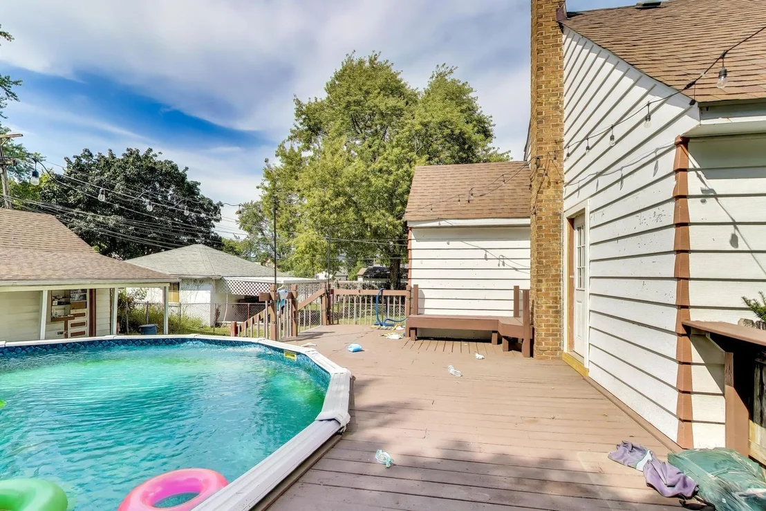 Photo of 17558 Community Street