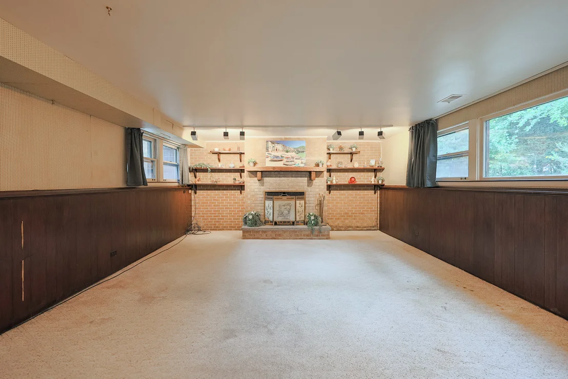 Photo of 853 Edgewater Drive