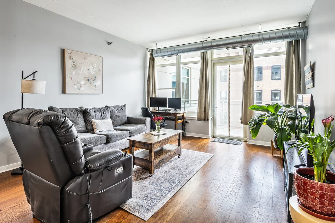 Photo of Unit 701 at 909 W Washington Boulevard