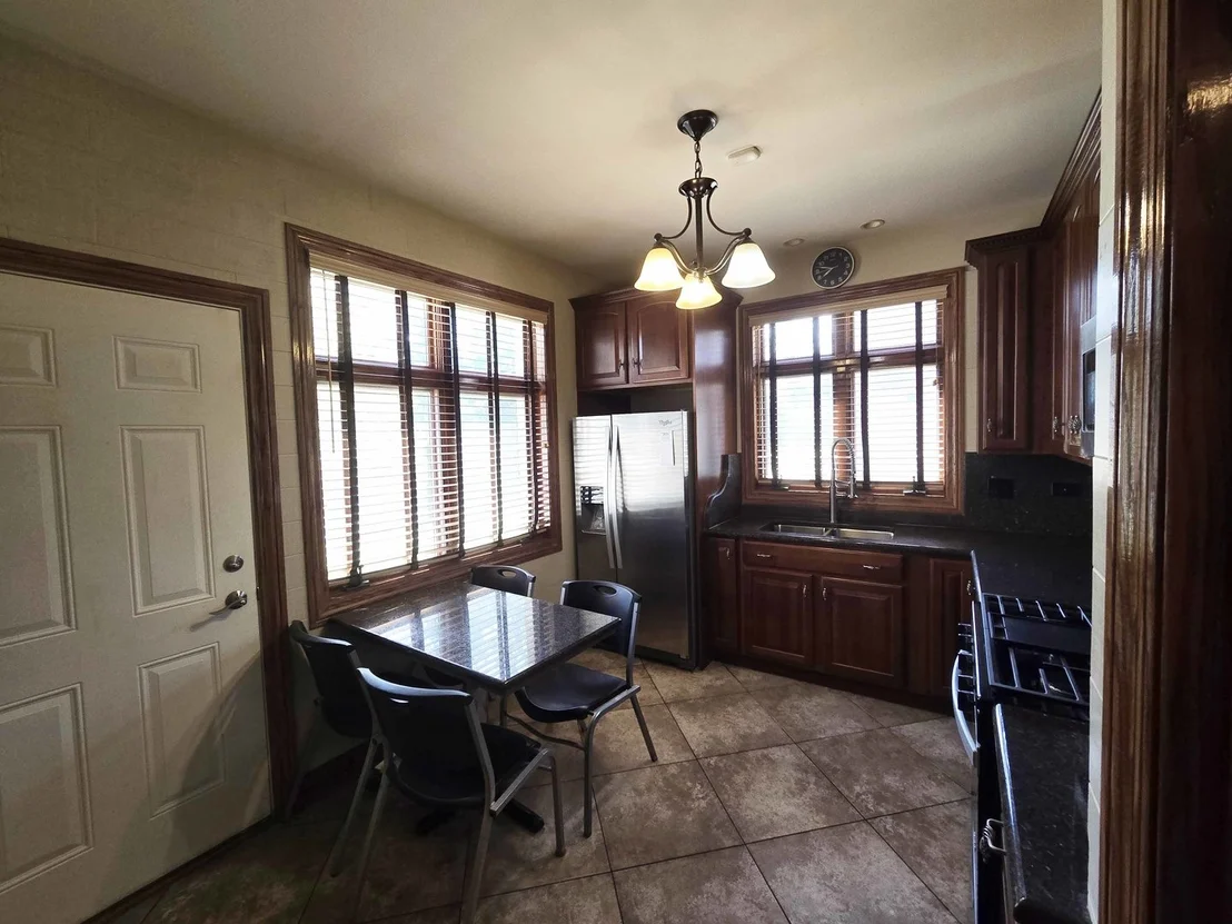 Photo of 839 Parkside Avenue N