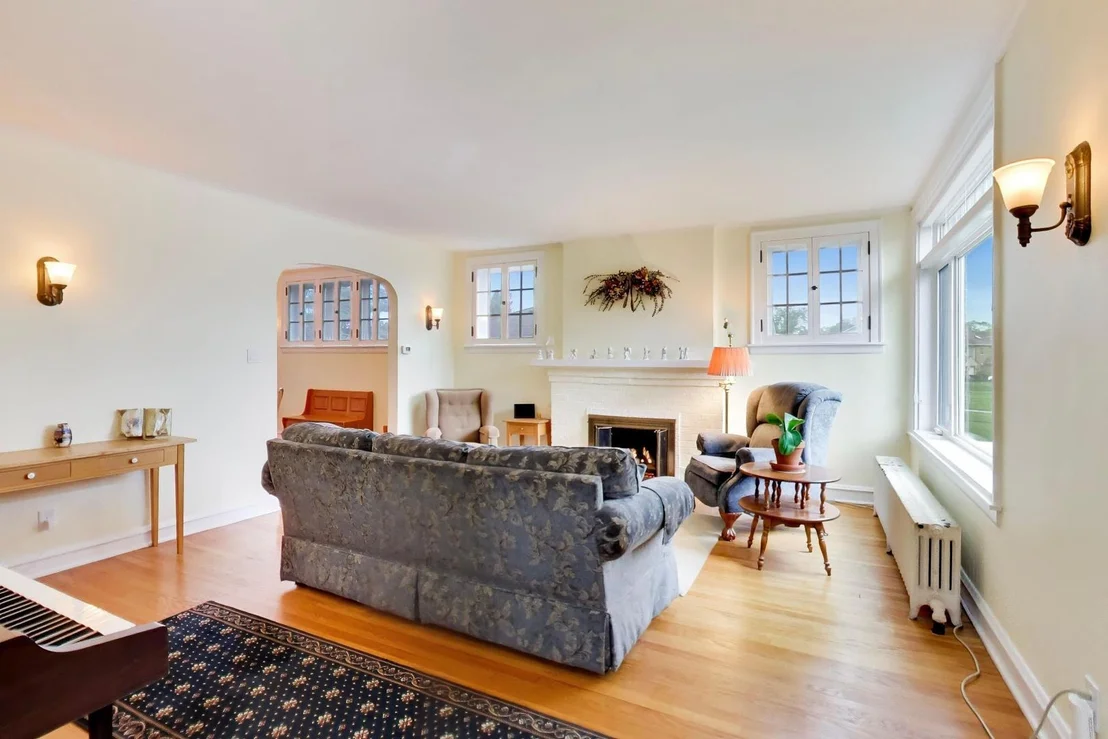 Photo of 940 W Grant Drive