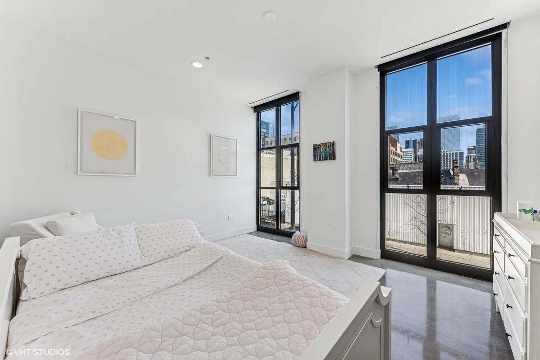 Photo of Unit 2E at 900 W Washington Boulevard
