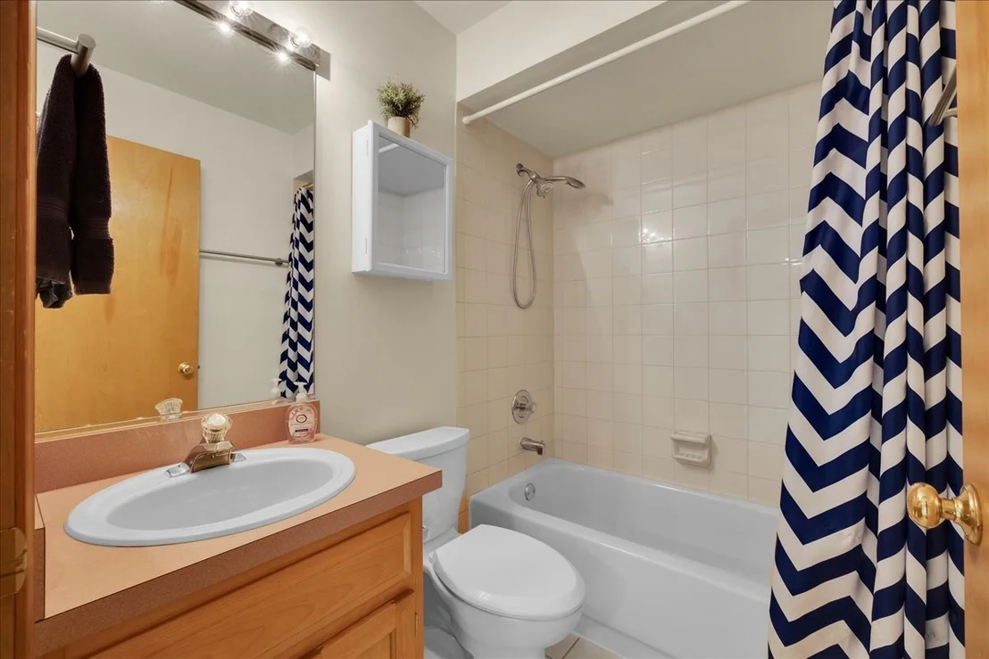 Photo of 446 S Wenbriar Square