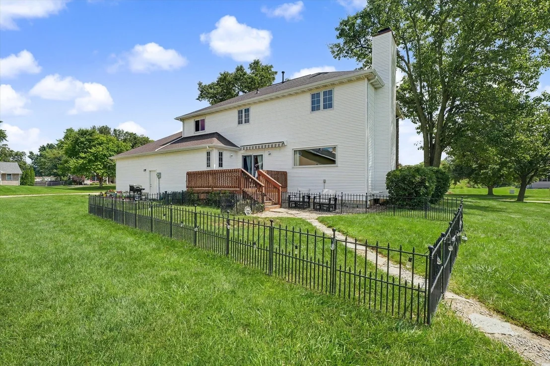 Photo of 324 N Chaucer Boulevard