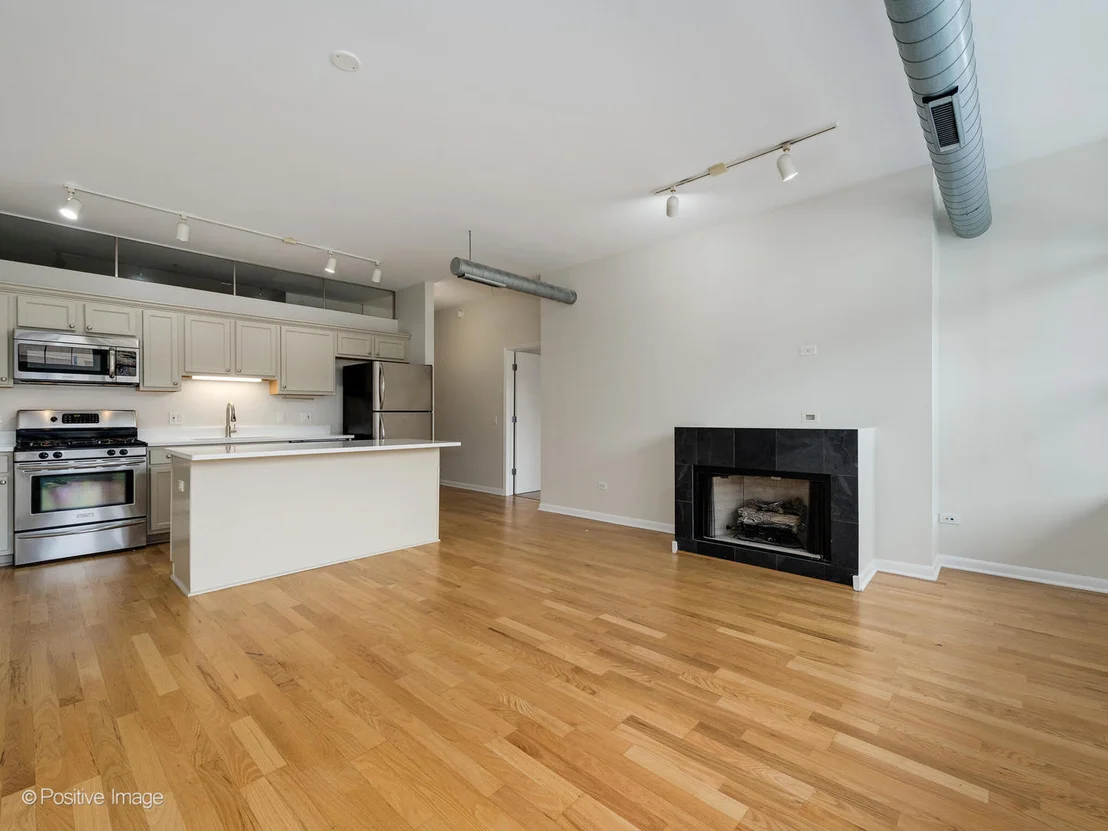 Photo of Unit 413 at 1200 W MONROE Street