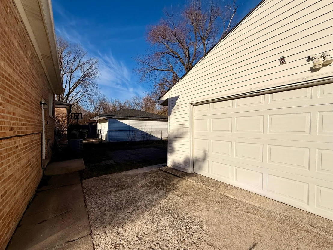Photo of 15565 Madison Avenue